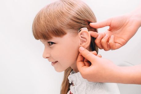 Kind bekommt Hörgerät